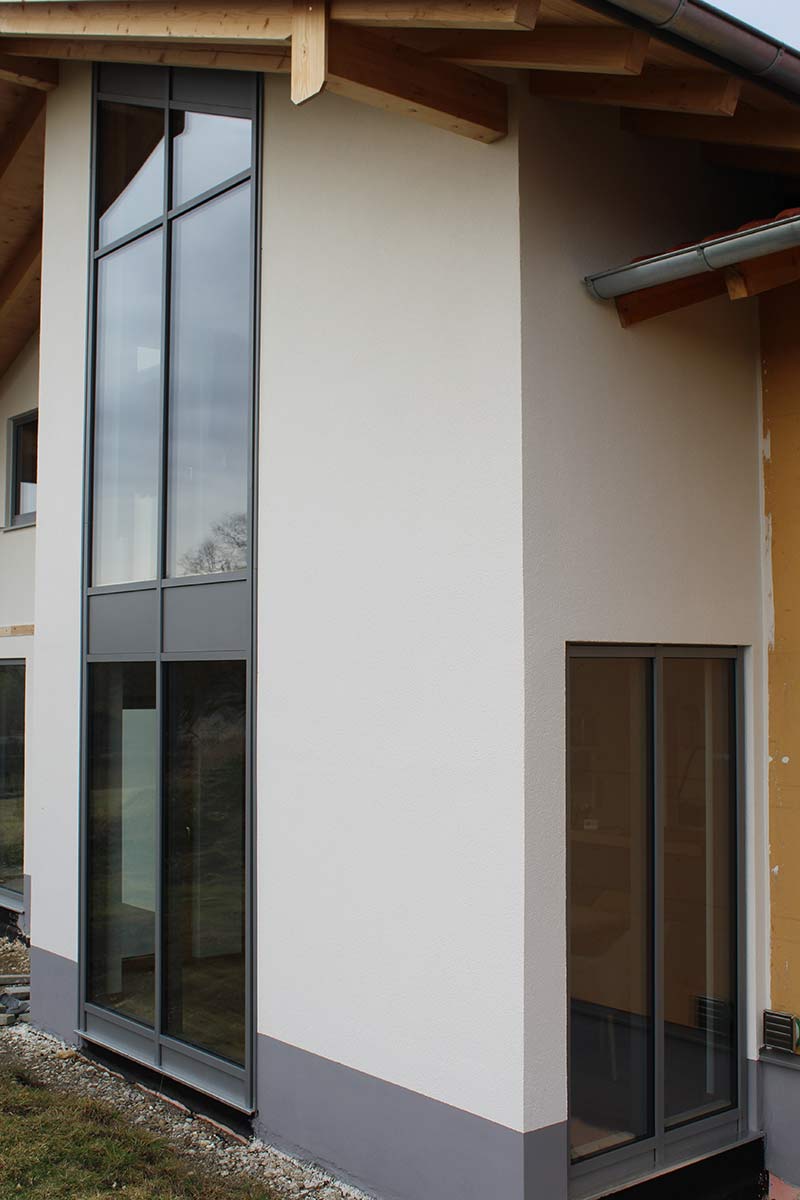 Fassade mit Metallelementen / Fensterflächen